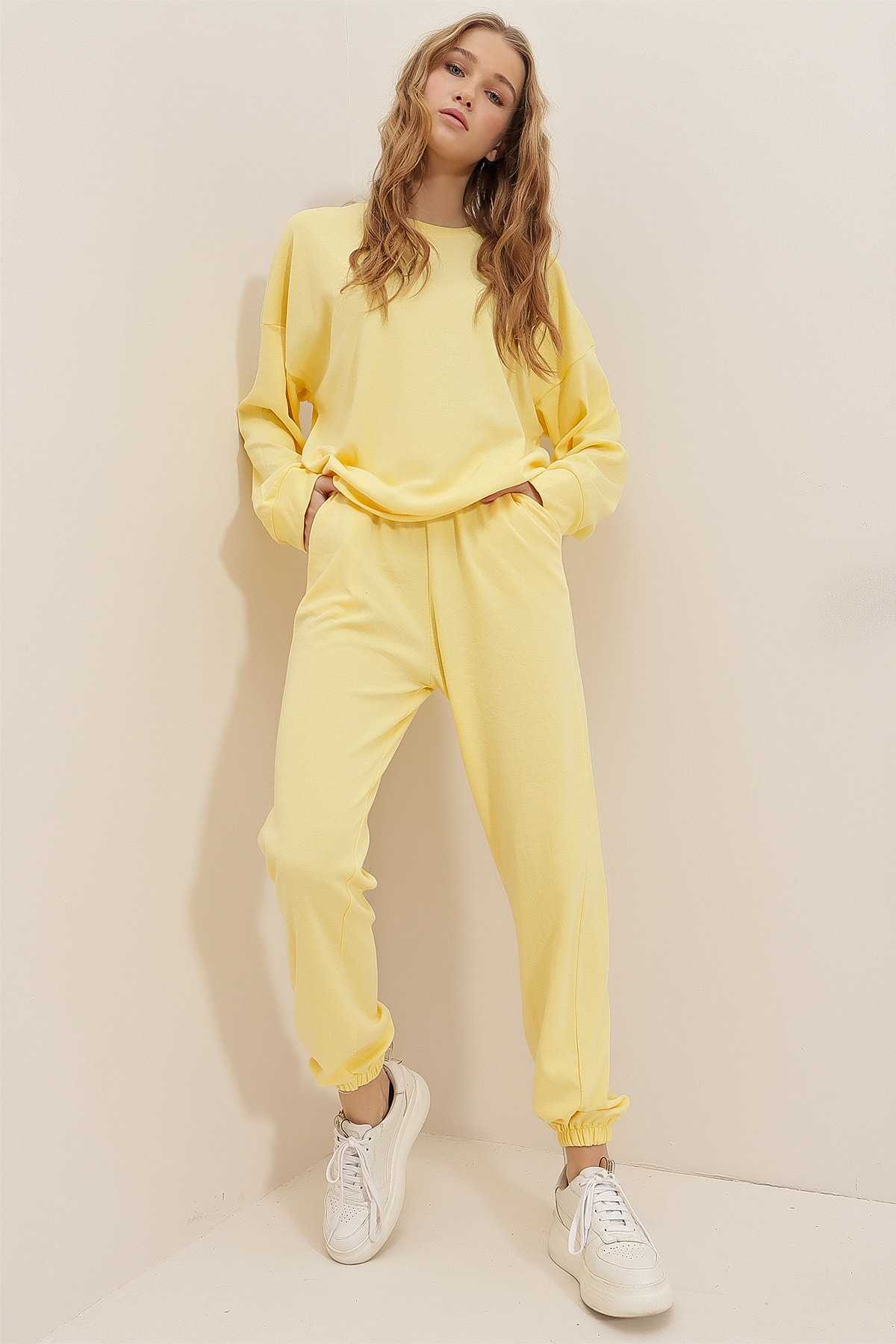 ست لباس ورزشی پایه یقه خدمه سفید زنانه، کمر الاستیک و دو نخ