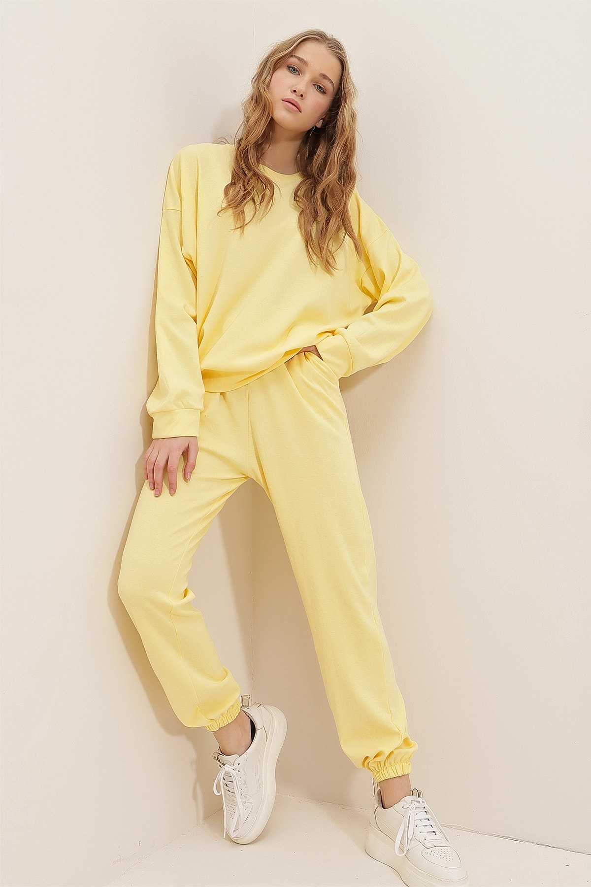 ست لباس ورزشی پایه یقه خدمه سفید زنانه، کمر الاستیک و دو نخ