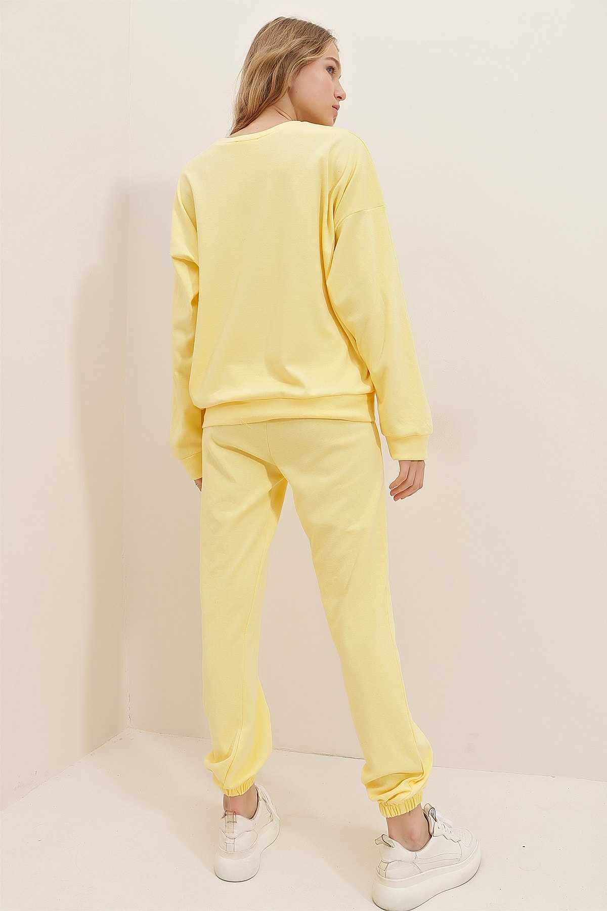 ست لباس ورزشی پایه یقه خدمه سفید زنانه، کمر الاستیک و دو نخ