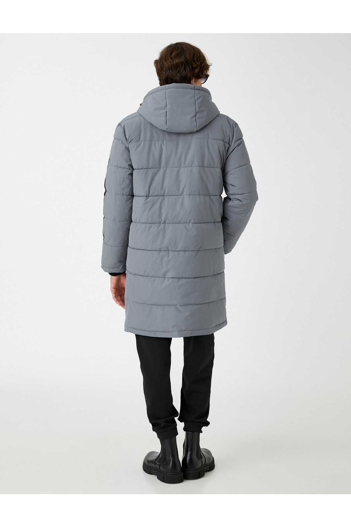 ژاکت پفی کلاهدار با جزئیات جیب چاپ شده