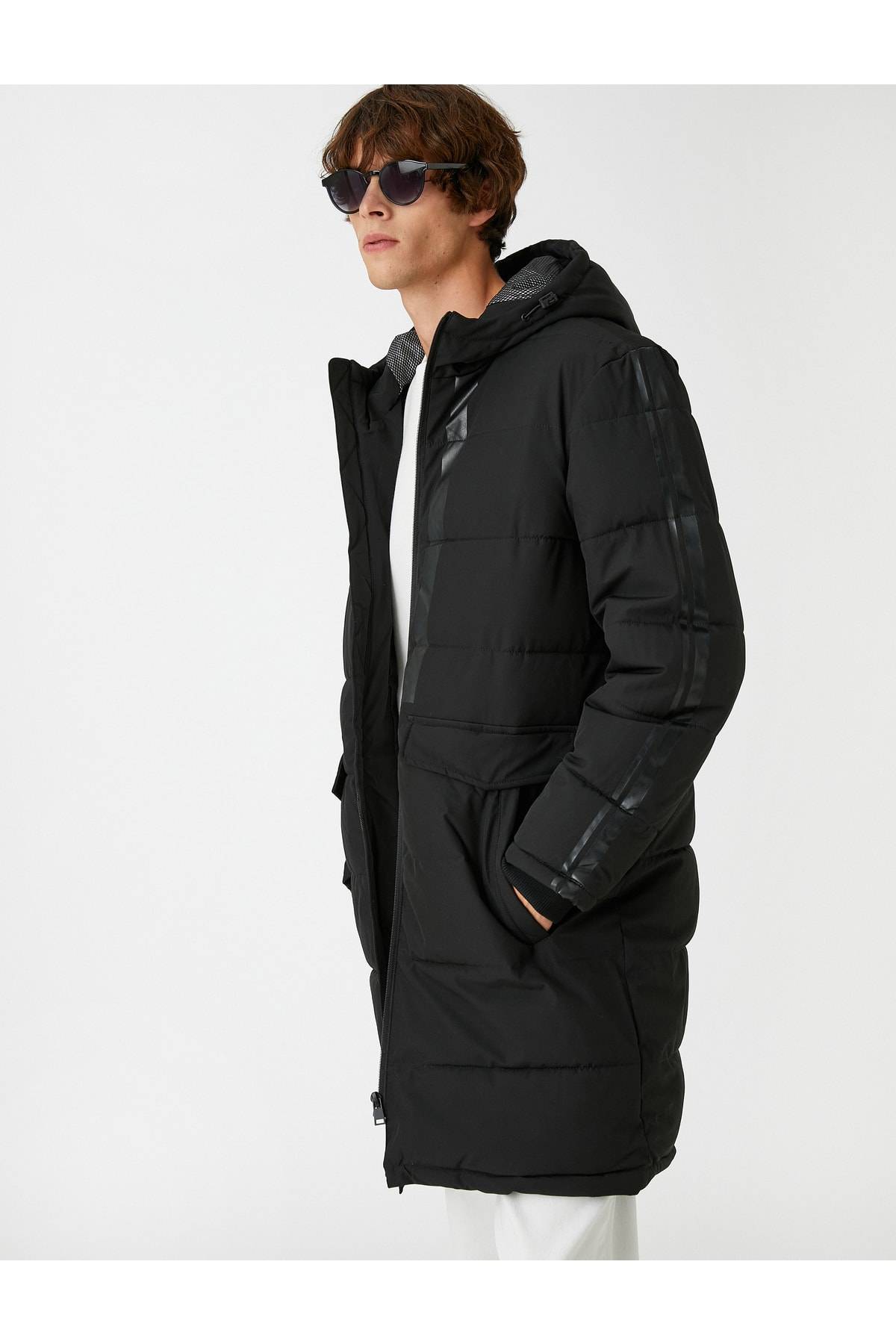 ژاکت پفی کلاهدار با جزئیات جیب چاپ شده