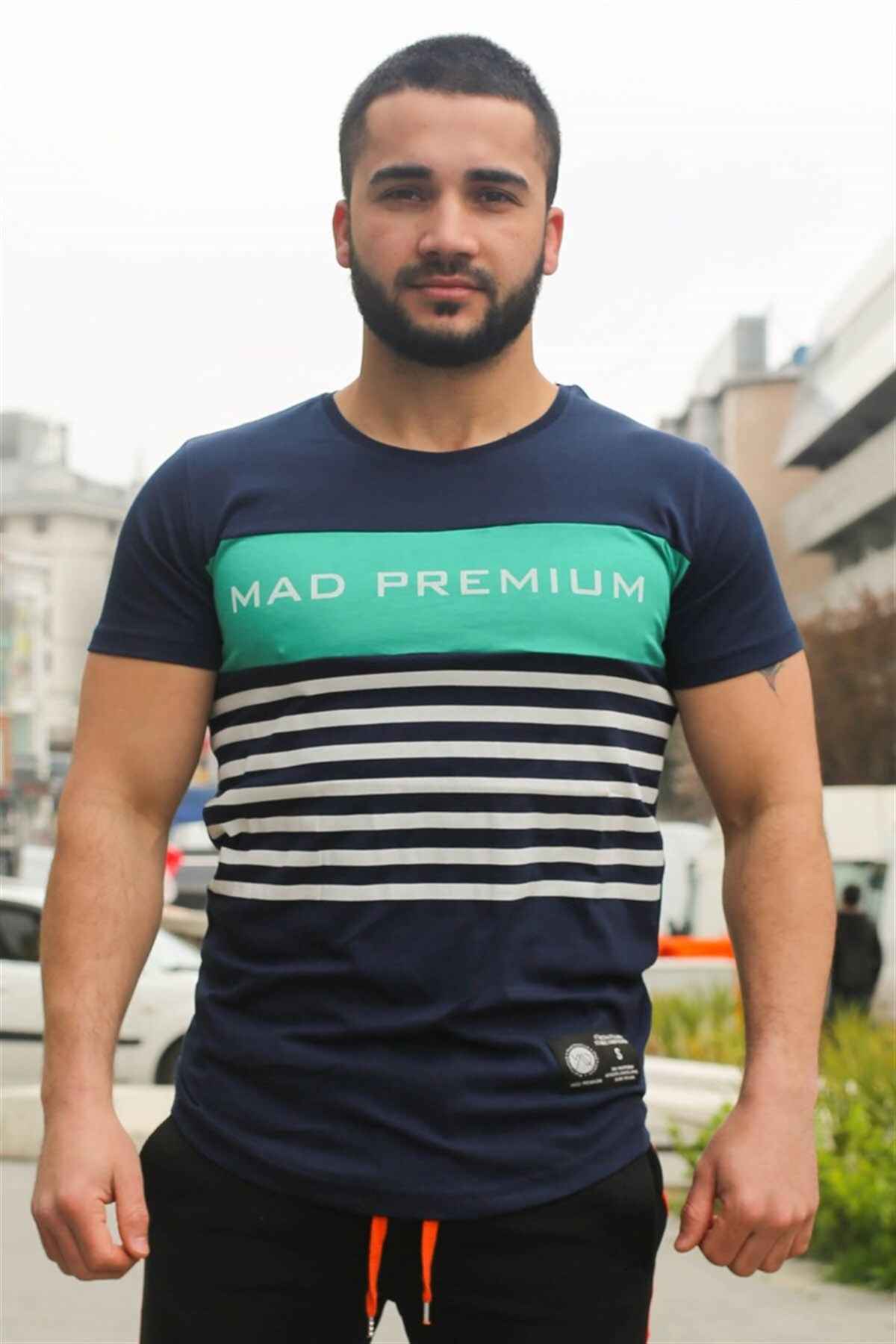 تیشرت سفید چاپ شده با جزئیات راه راه