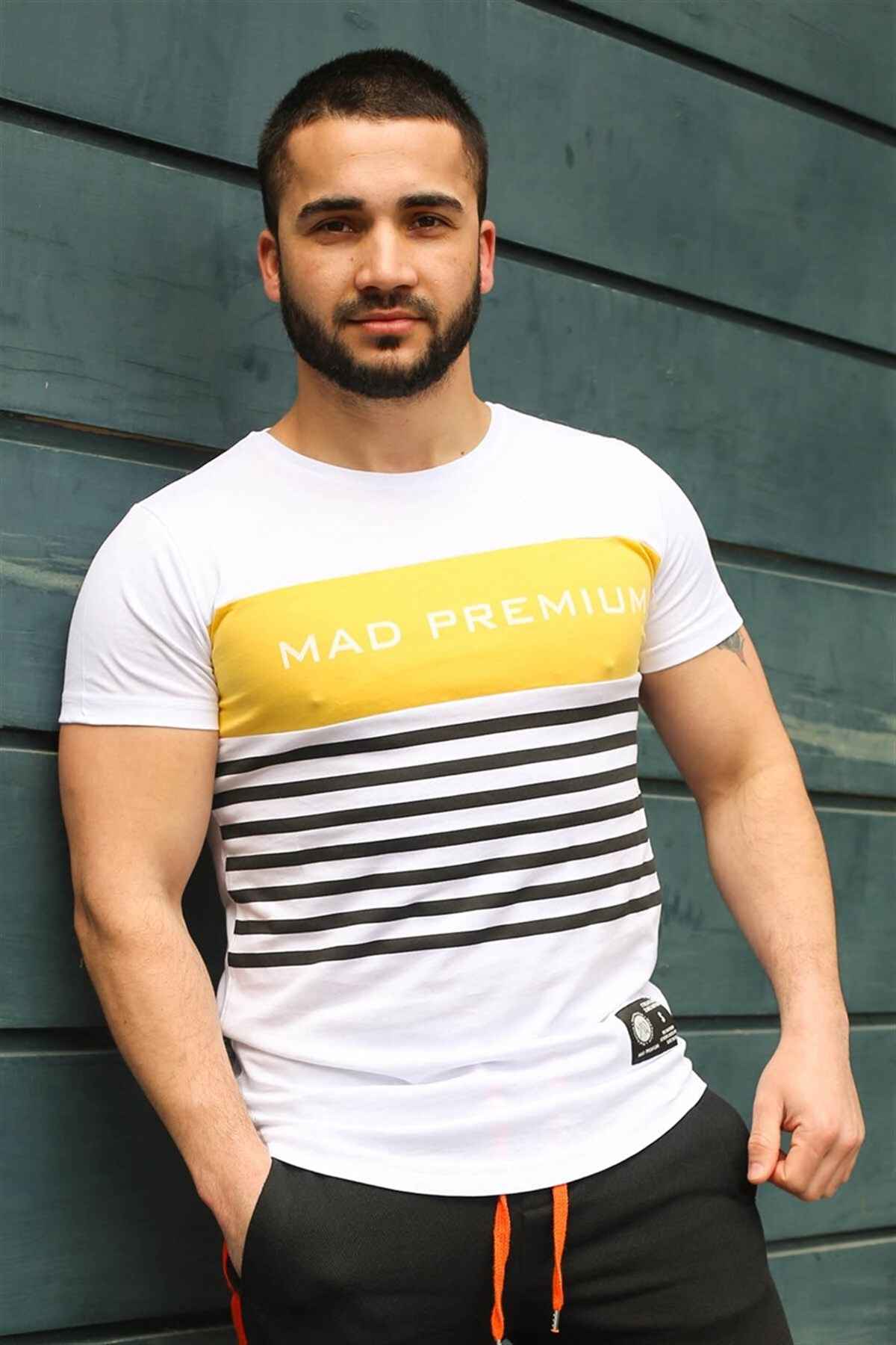 تیشرت سفید چاپ شده با جزئیات راه راه