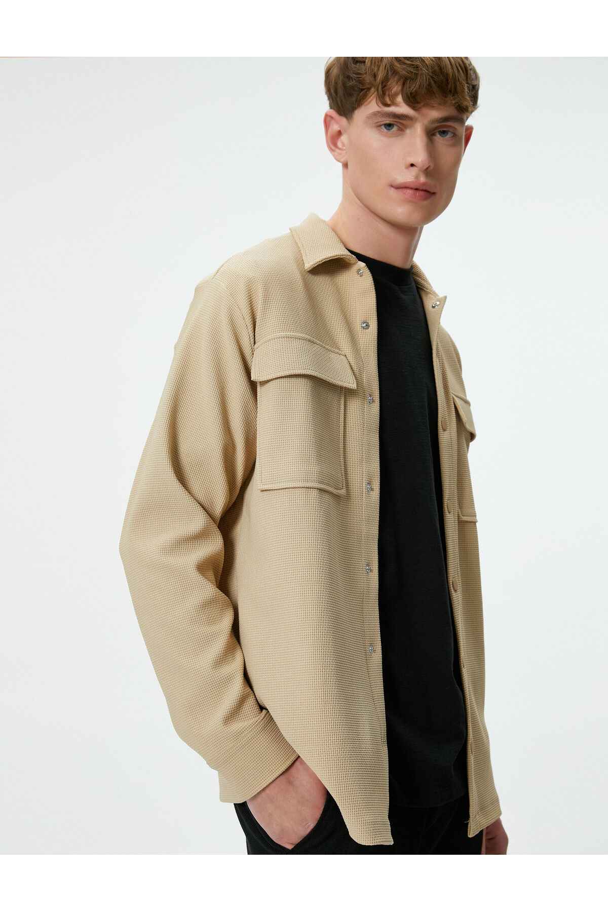 پیراهن اسپرت با جزئیات جیبی و دکمههای ضربهگیر یقه کلاسیک