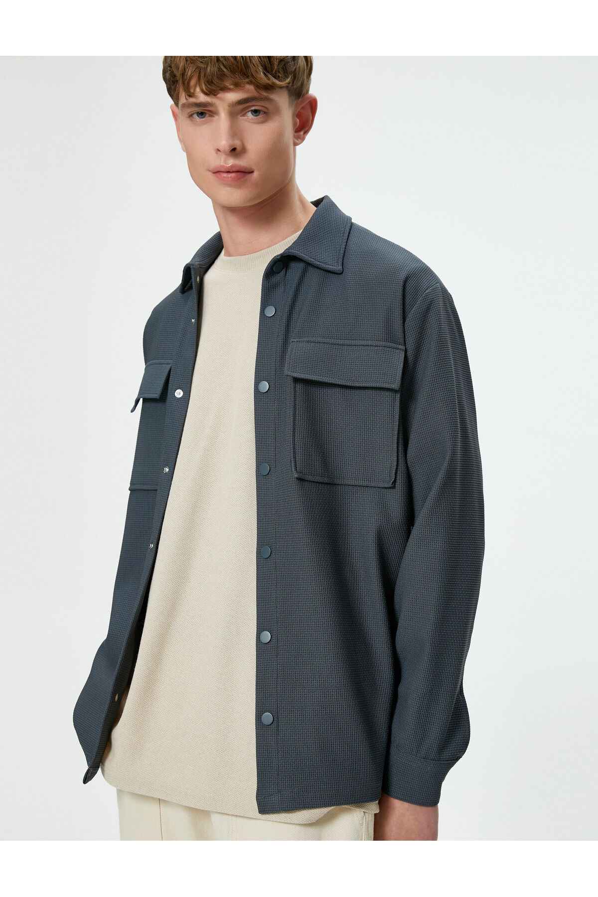 پیراهن اسپرت با جزئیات جیبی و دکمههای ضربهگیر یقه کلاسیک