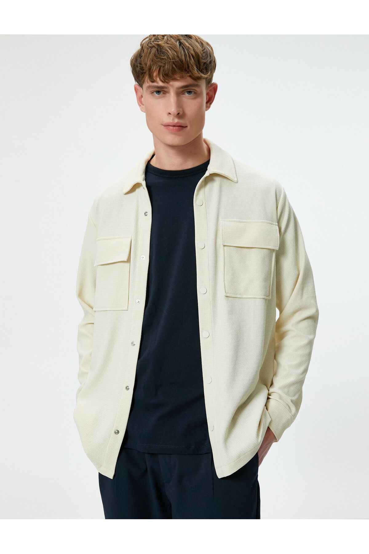 پیراهن اسپرت با جزئیات جیبی و دکمههای ضربهگیر یقه کلاسیک