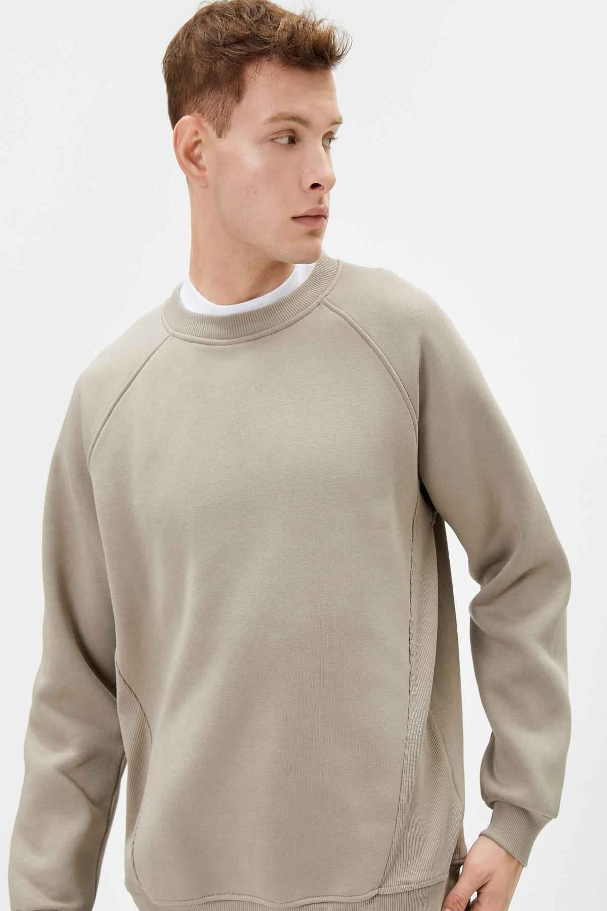 سویشرت یقه خدمه با جزئیات دوخت، برش راحت