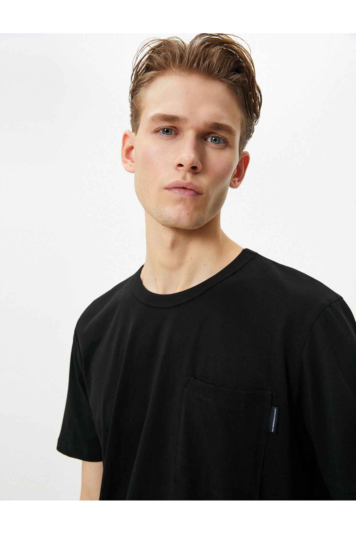 تیشرت یقه خدمه جیبی آستین کوتاه نخی