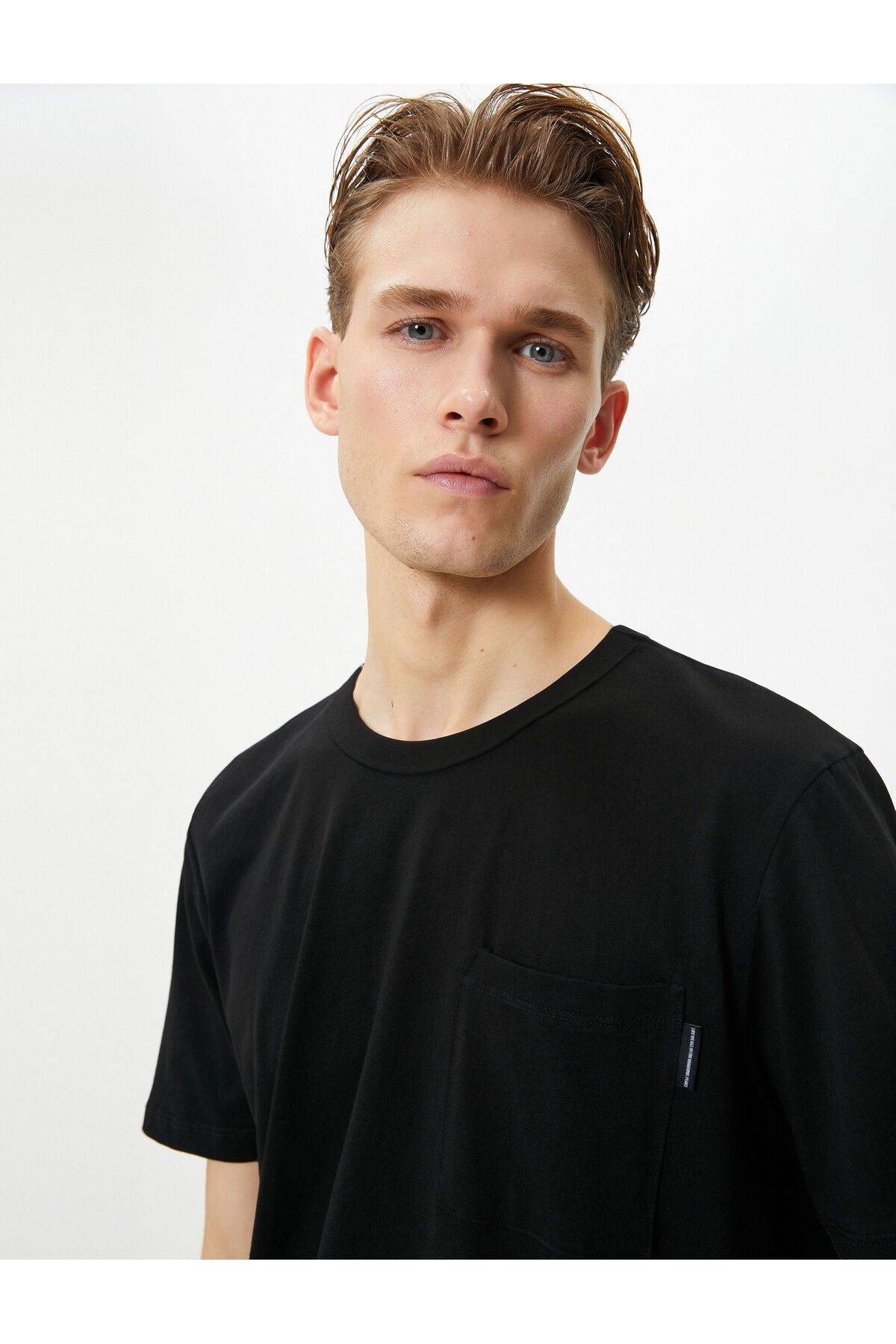 تیشرت یقه خدمه جیبی آستین کوتاه نخی