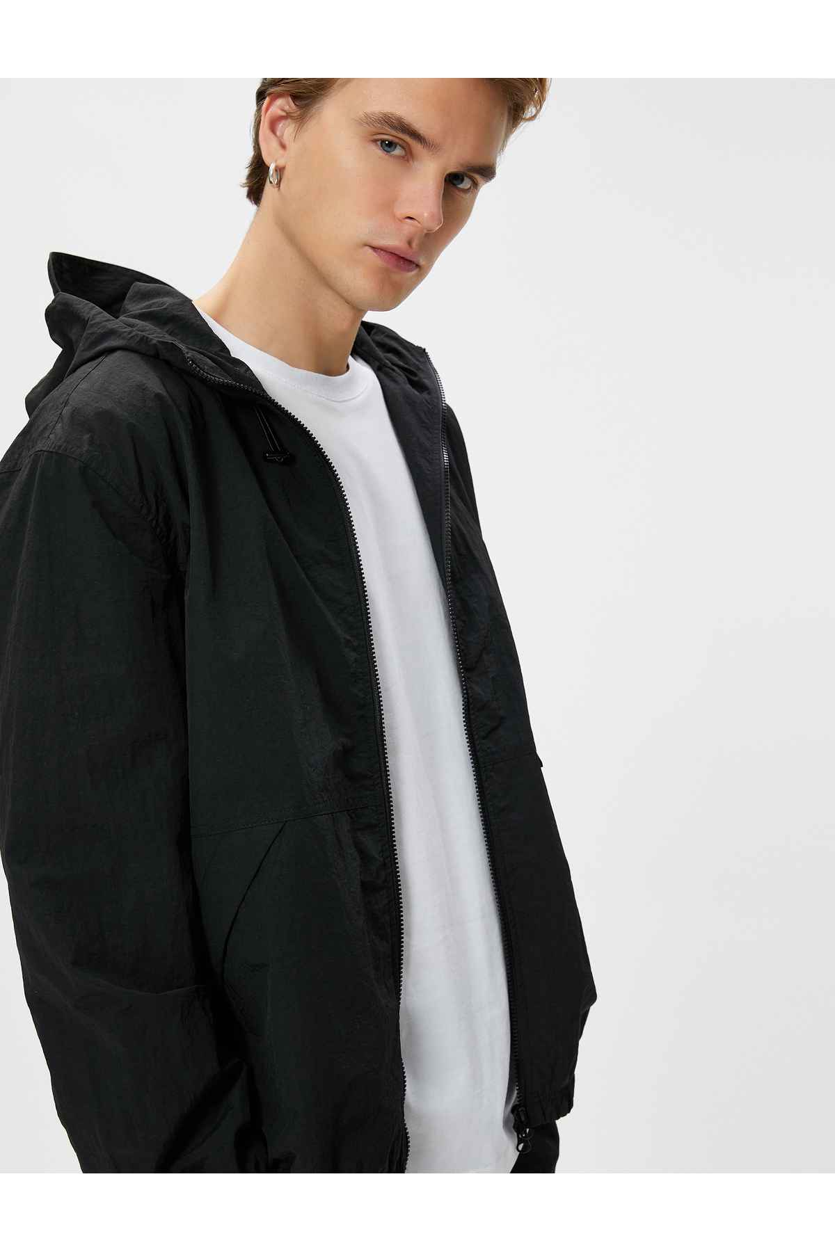 ژاکت فصلی جیب زیپ دار کلاهدار لیبل دقیق چاپ شده است