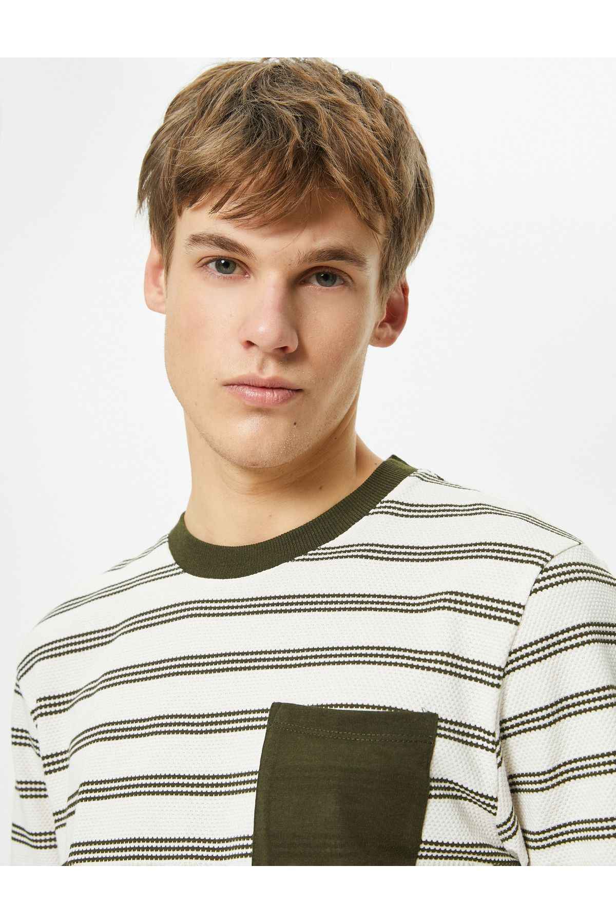 تیشرت جیبی با یقه کوتاه آستین کوتاه