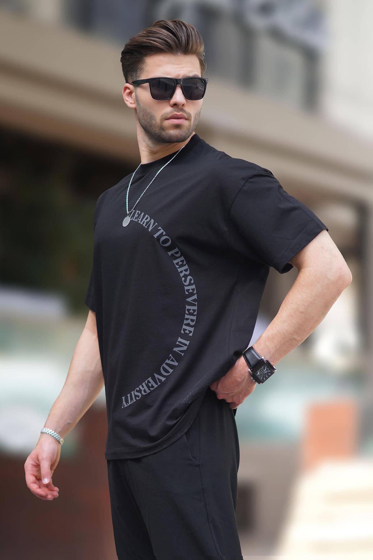 تیشرت آستین کوتاه چاپ شده با یقه مشکی