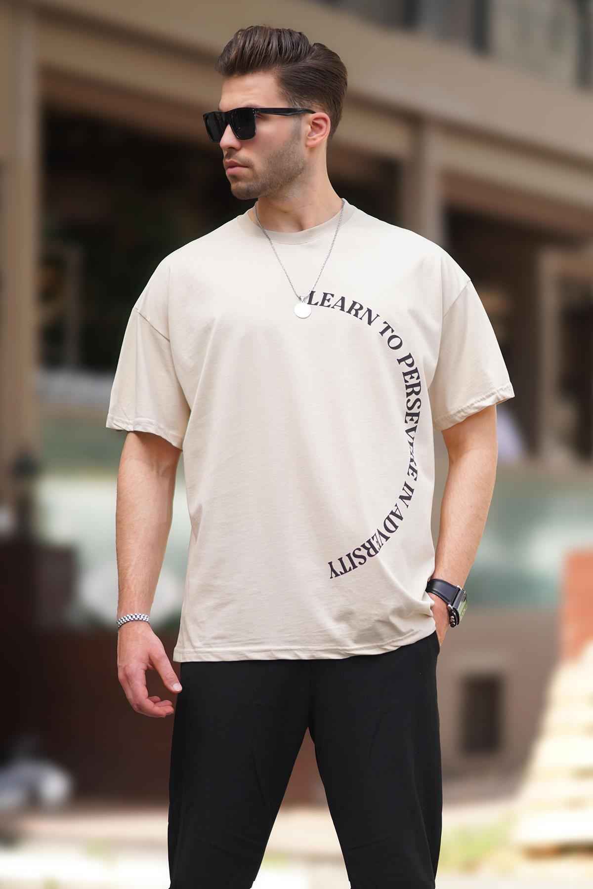 تیشرت آستین کوتاه چاپ شده با یقه مشکی