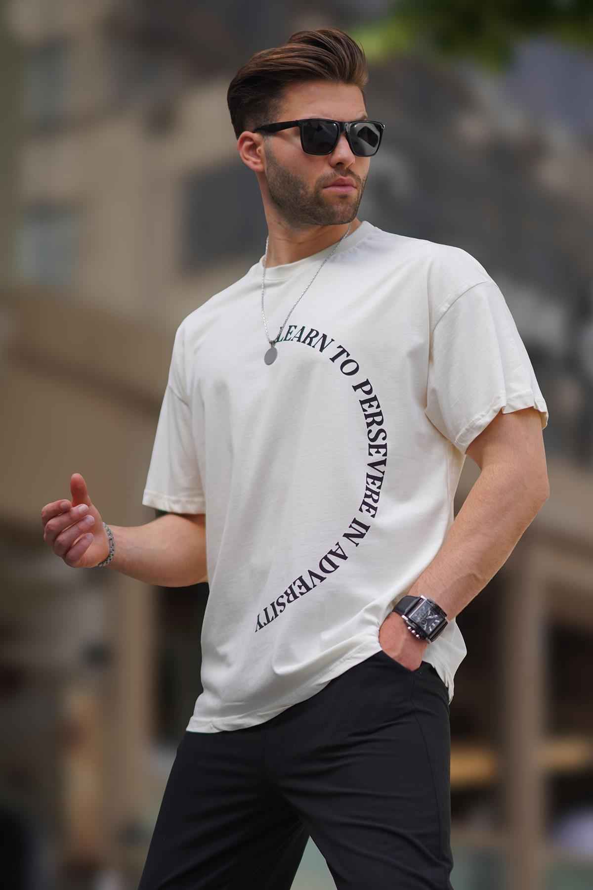 تیشرت آستین کوتاه چاپ شده با یقه مشکی