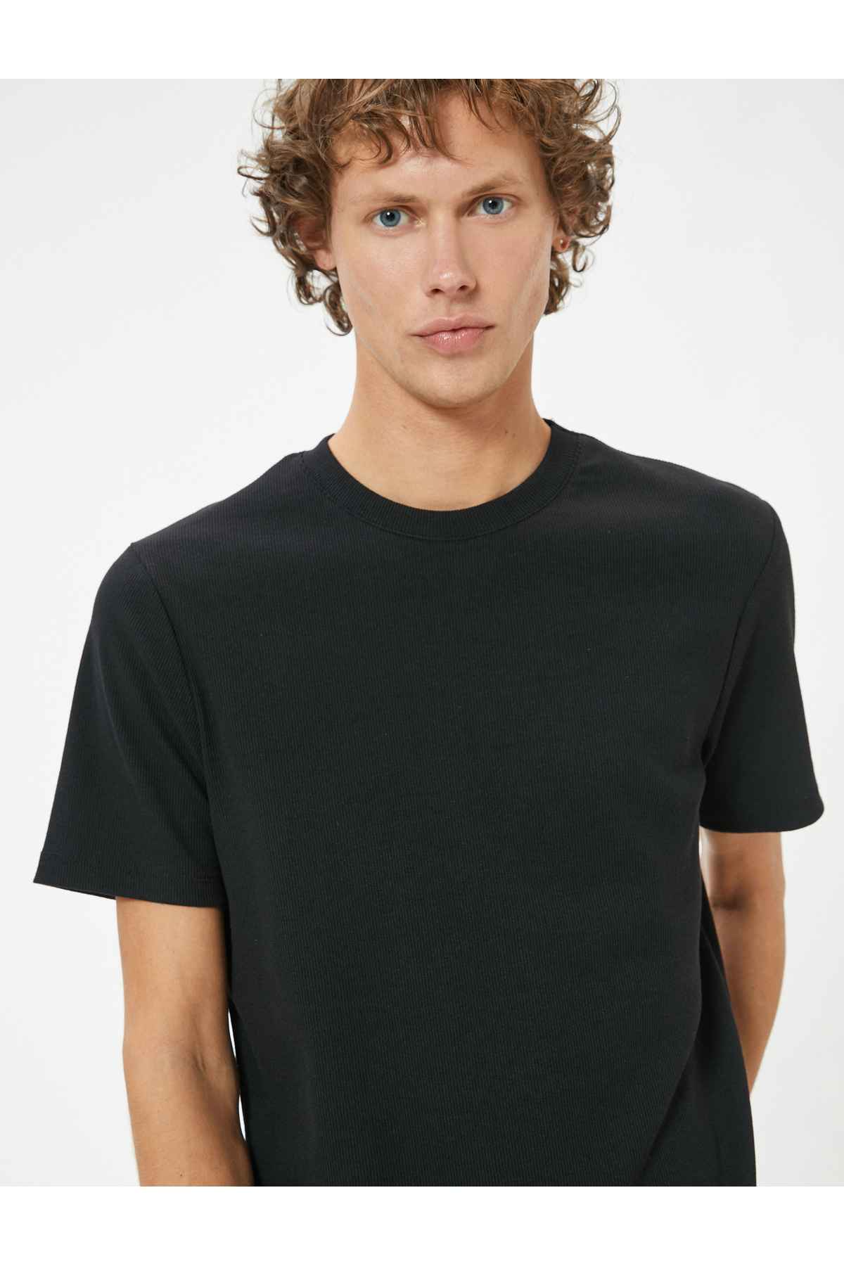 تیشرت اسلیم فیت یقه خدمه آستین کوتاه پایه