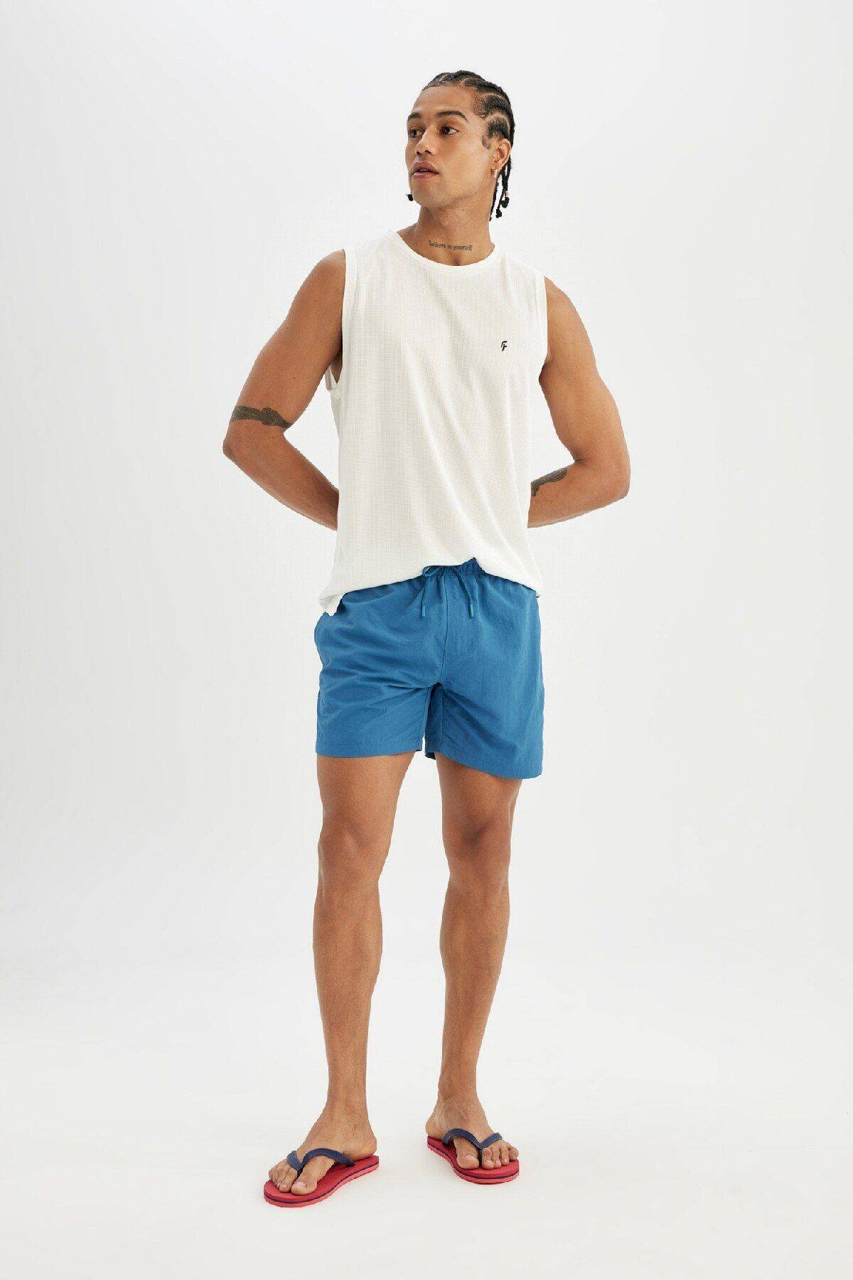 شورت شنا کوتاه با خط مش