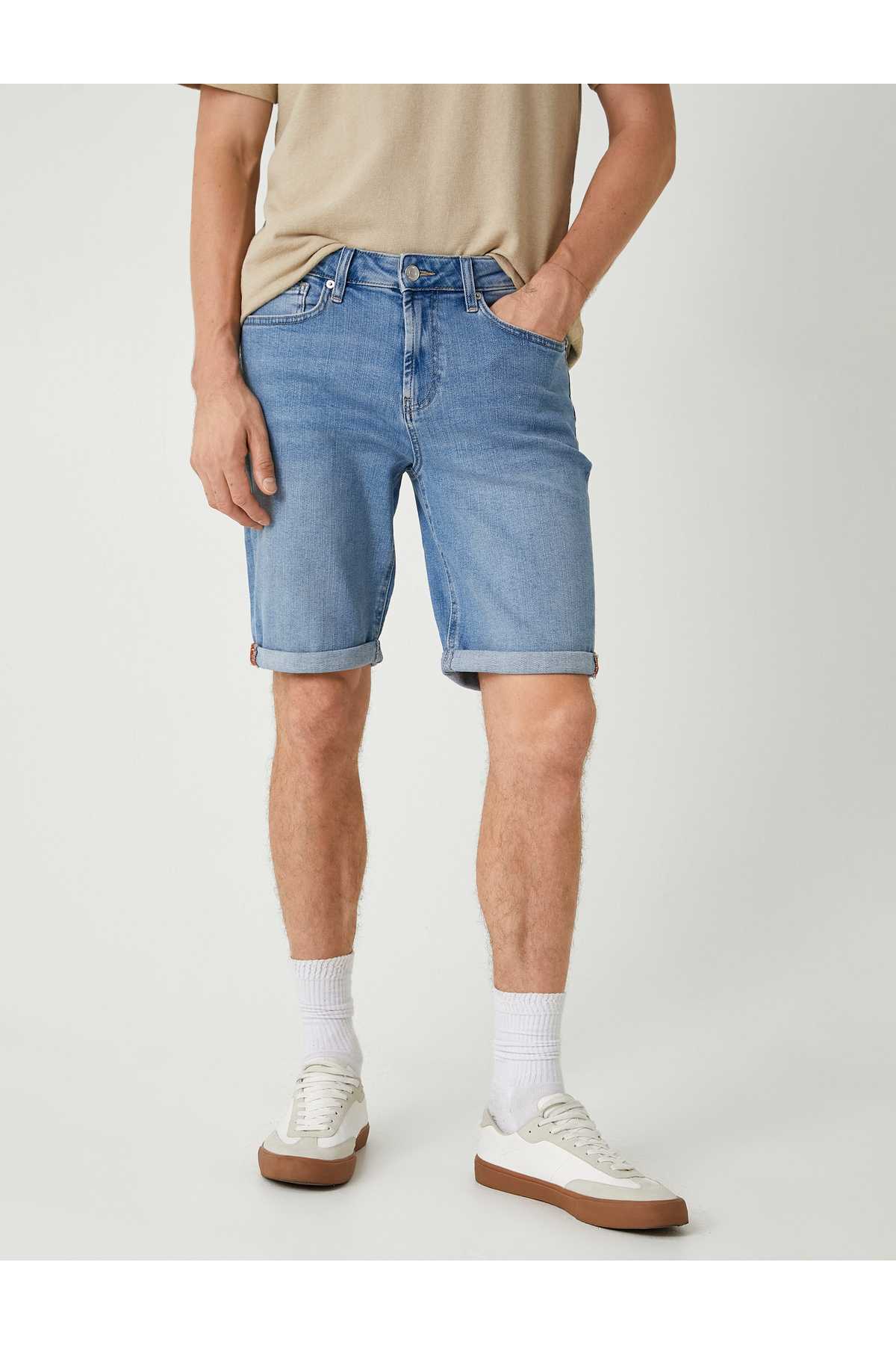 شورت جین باریک با جزئیات جیب، پاهای تا شده، نخی