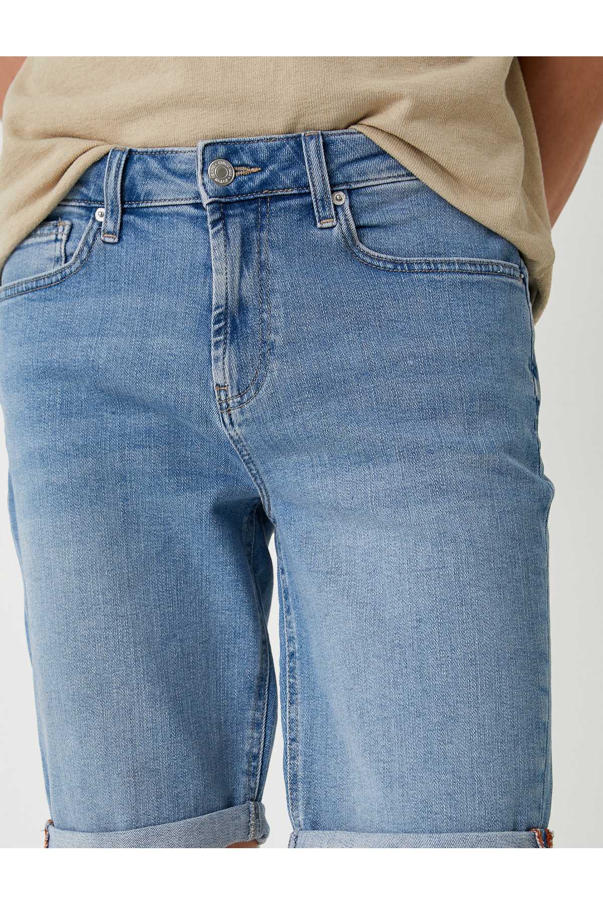 شورت جین باریک با جزئیات جیب، پاهای تا شده، نخی