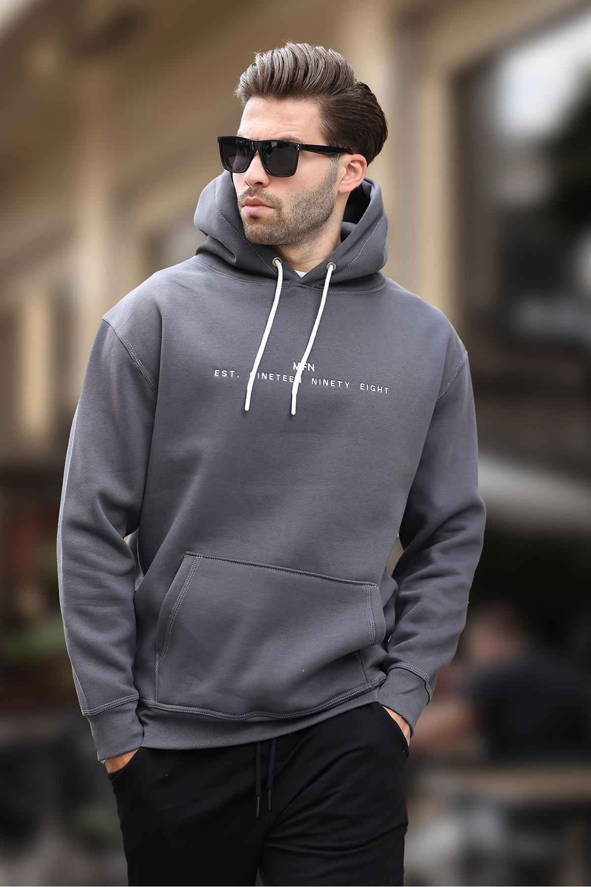 سویشرت مردانه کلاهدار مشکی با جزئیات گلدوزی و جیب