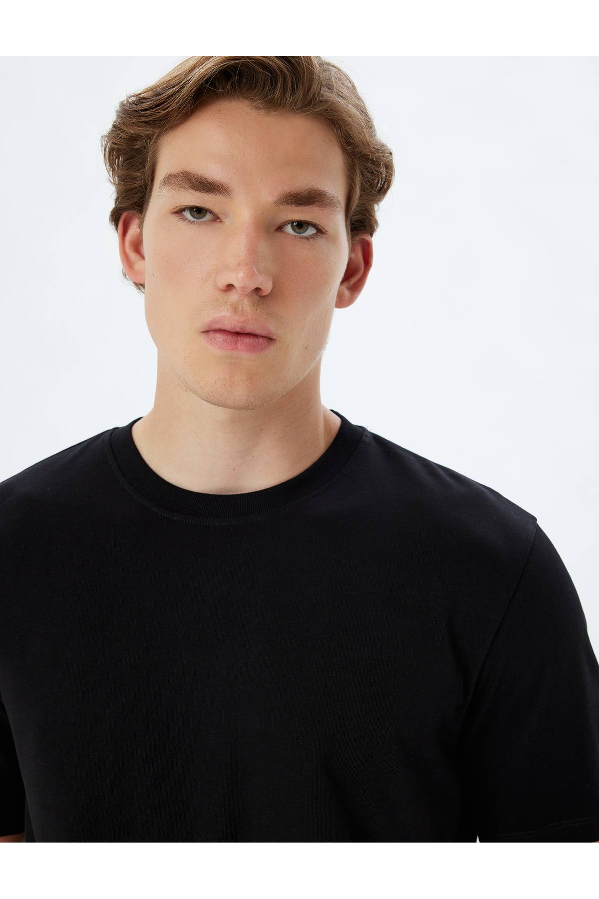 تیشرت پایه یقه خدمه آستین کوتاه نخی