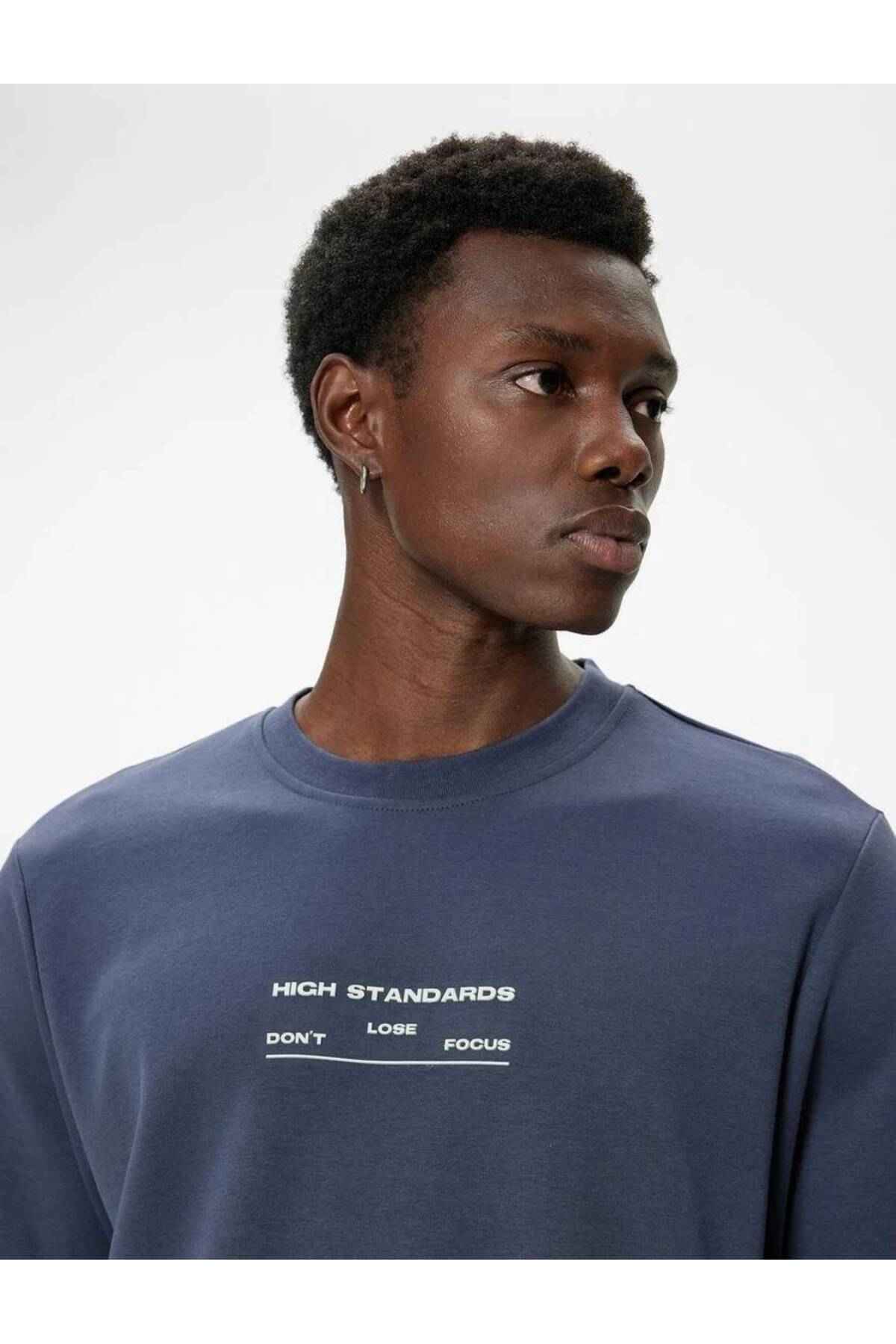 سویشرت چاپی شعار یقه خدمه آستین بلند نخی