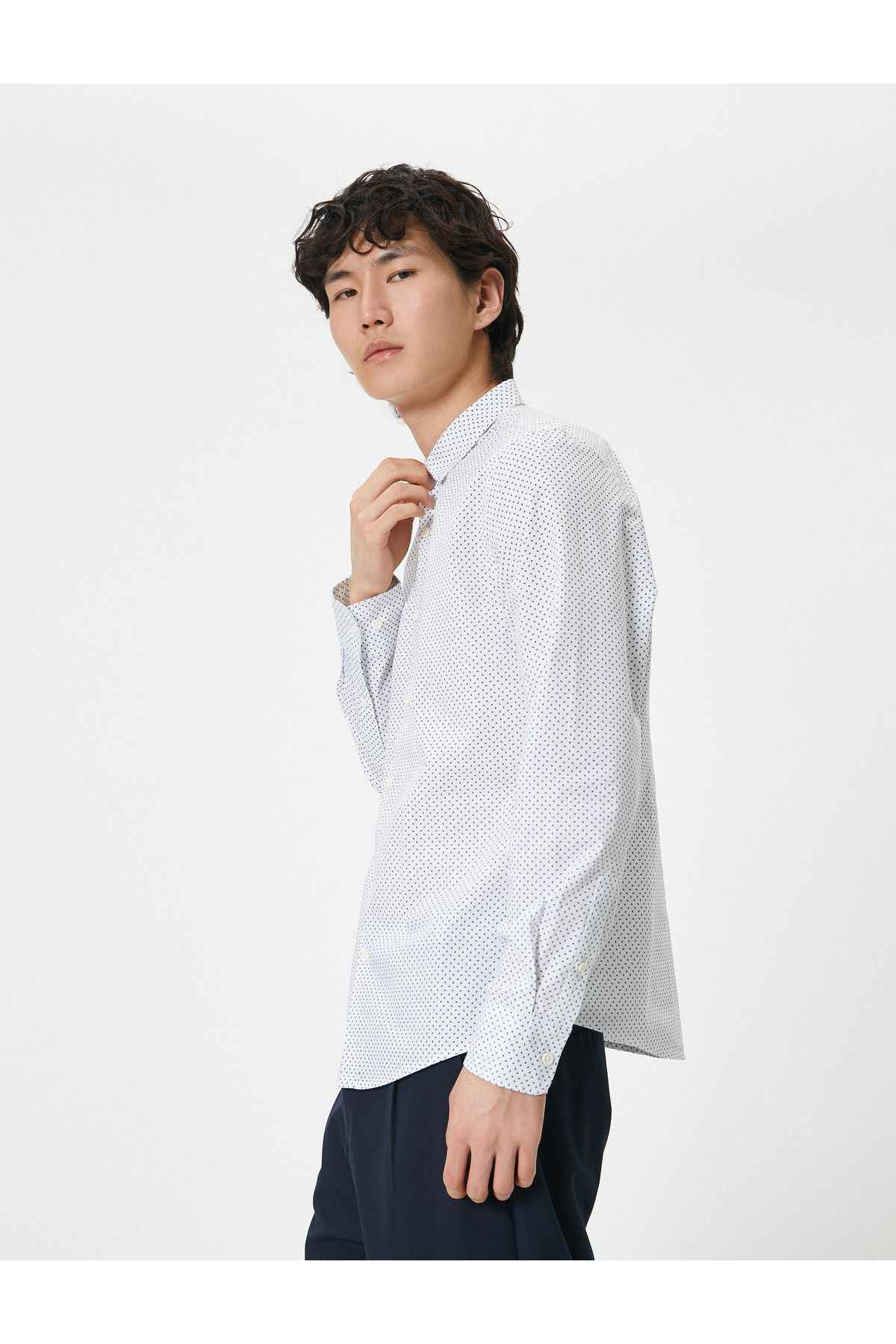 پیراهن باریک یقه ایتالیایی نیمه دکمه دار نخی