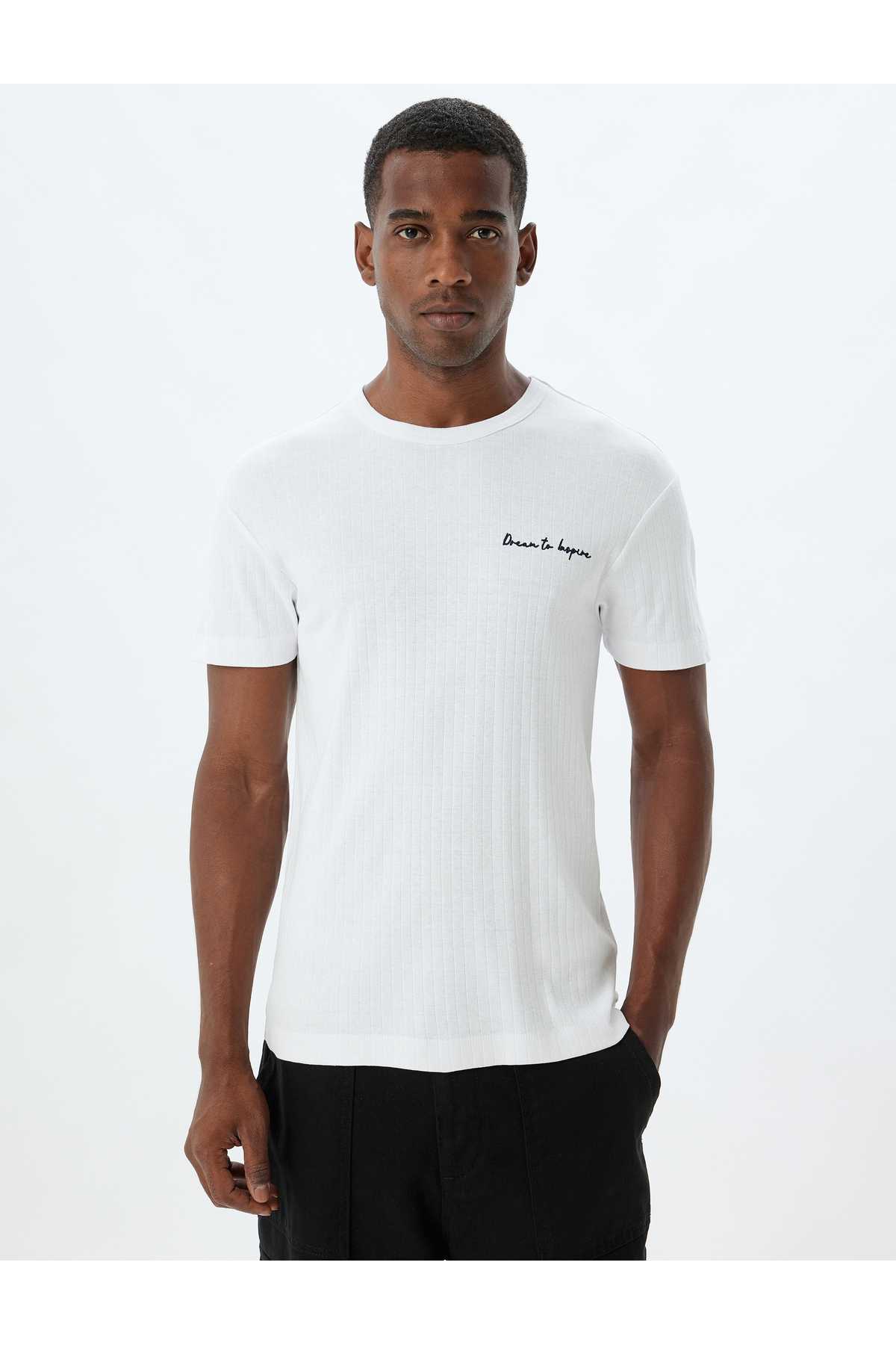 طرح تیشرت با یقه آستین کوتاه نخی چاپ شده با طرح اسلیم فیت