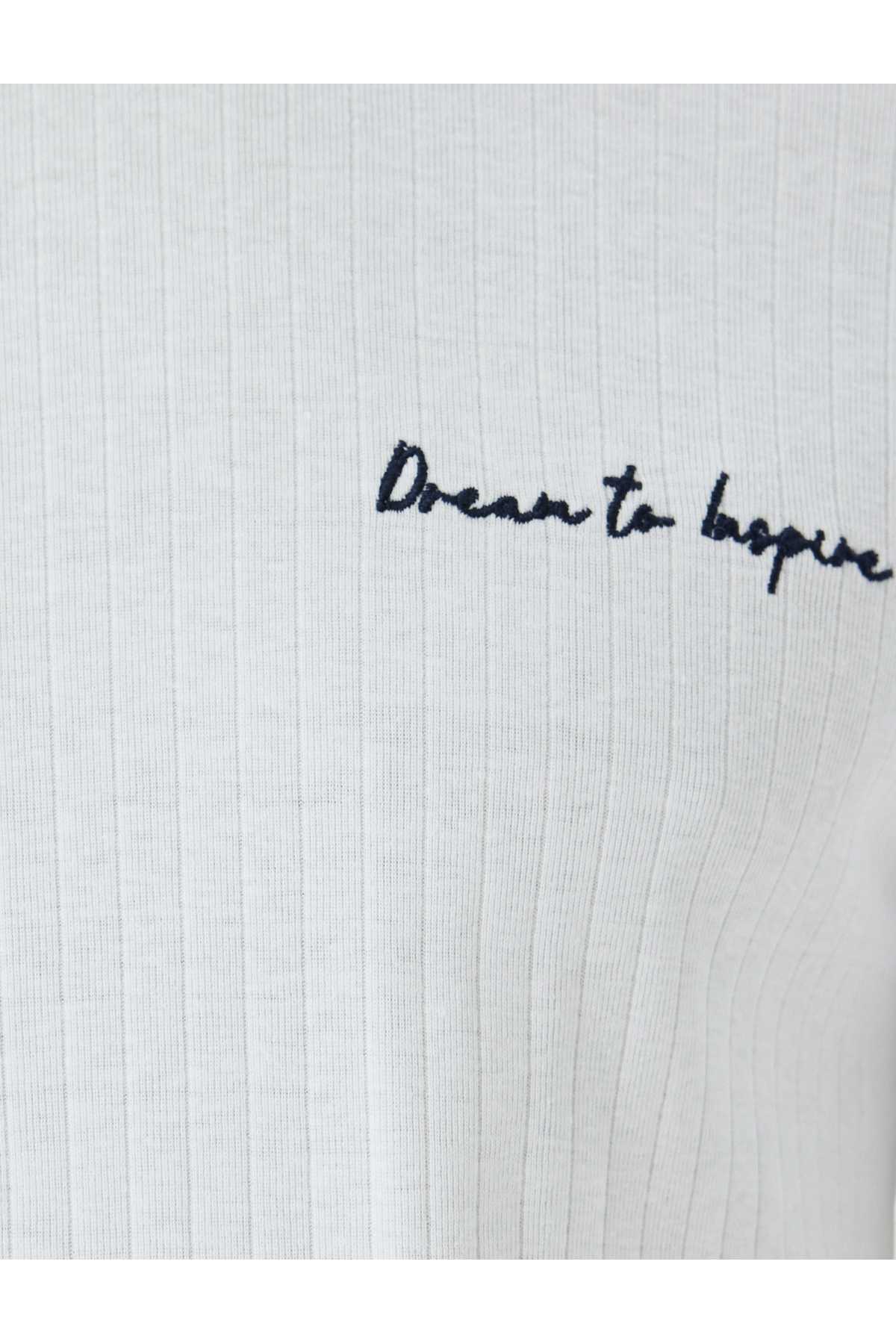 طرح تیشرت با یقه آستین کوتاه نخی چاپ شده با طرح اسلیم فیت