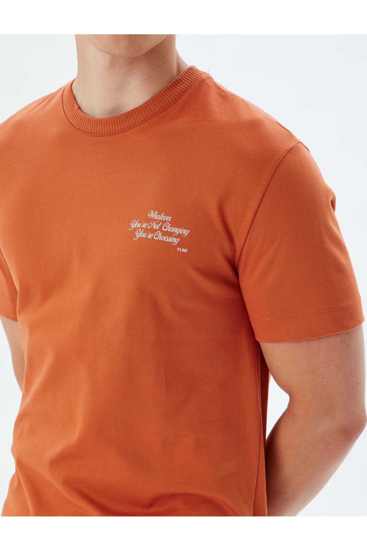 تیشرت یقه کوتاه نخی با چاپ شعار