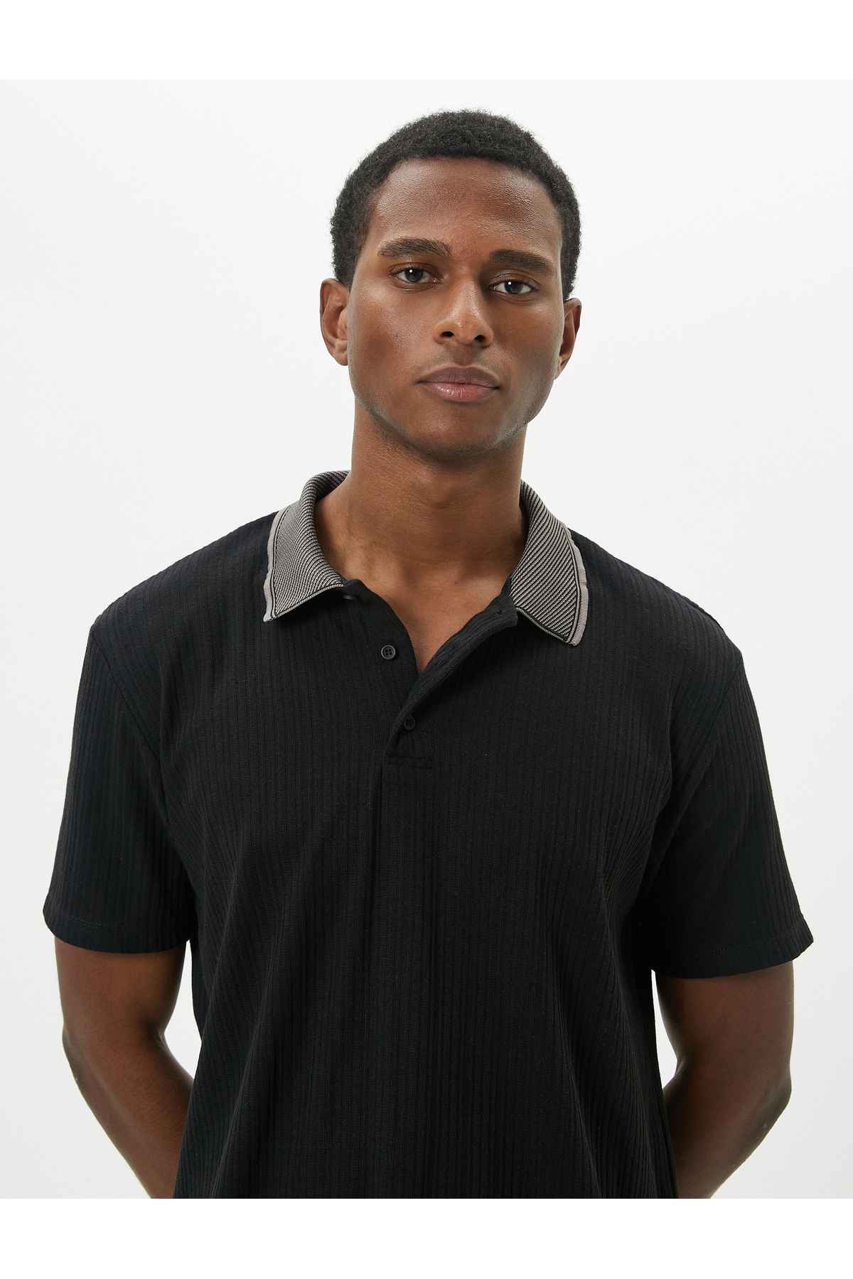 یقه تیشرت پولو، آستین کوتاه دکمه دار با بافت