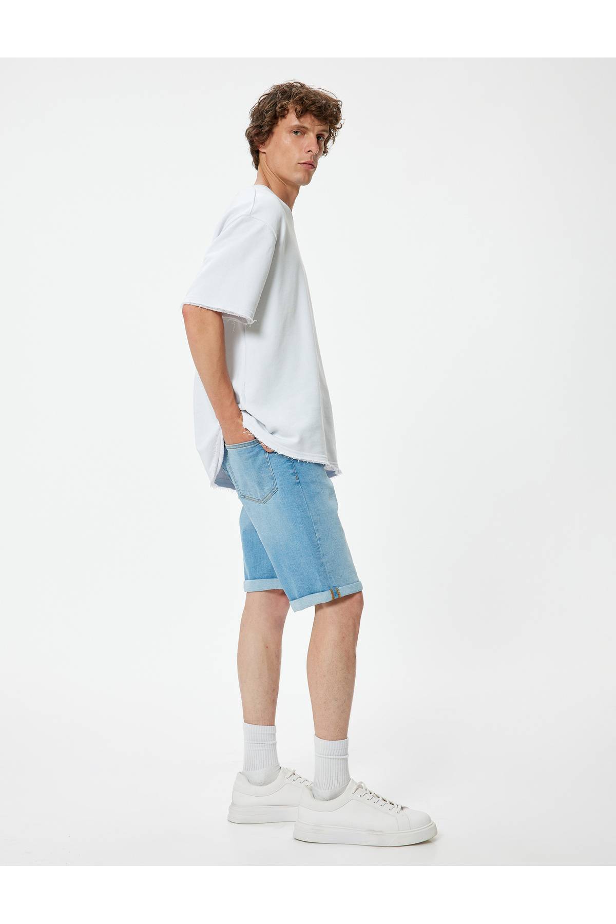 شلوارک جین باریک با دکمه کاف تاشو برمودا