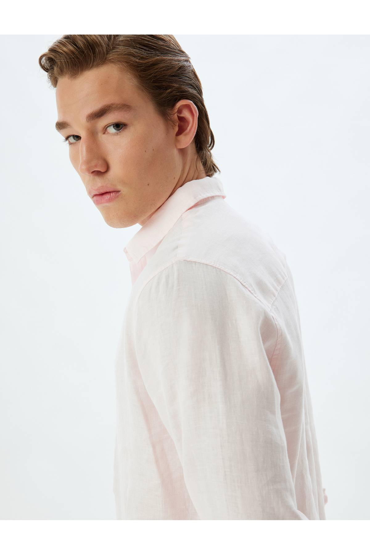 دکمه آستین کوتاه پیراهن کتانی