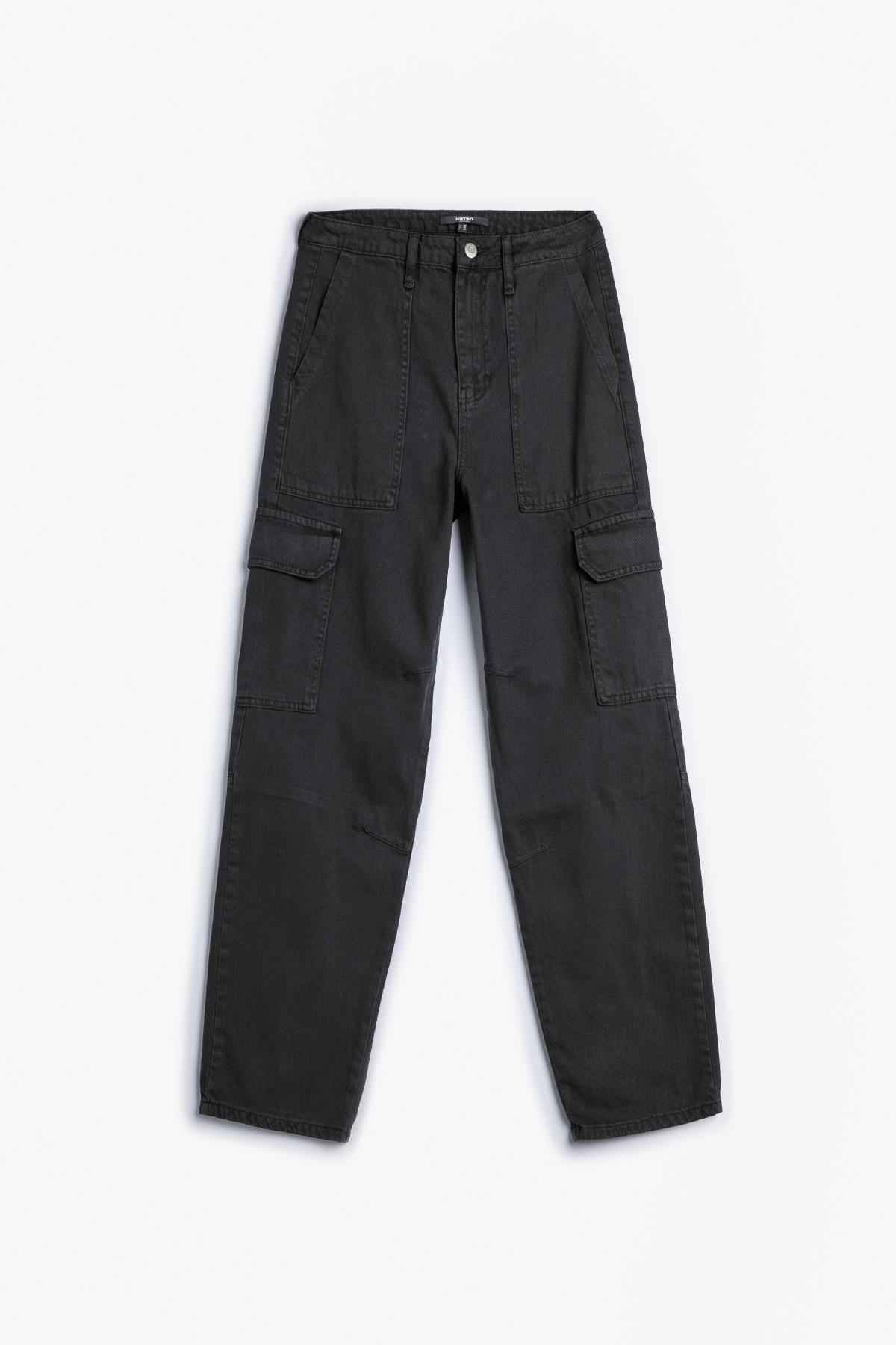 شلوار شسته با جزئیات و دکمه های جیب باری