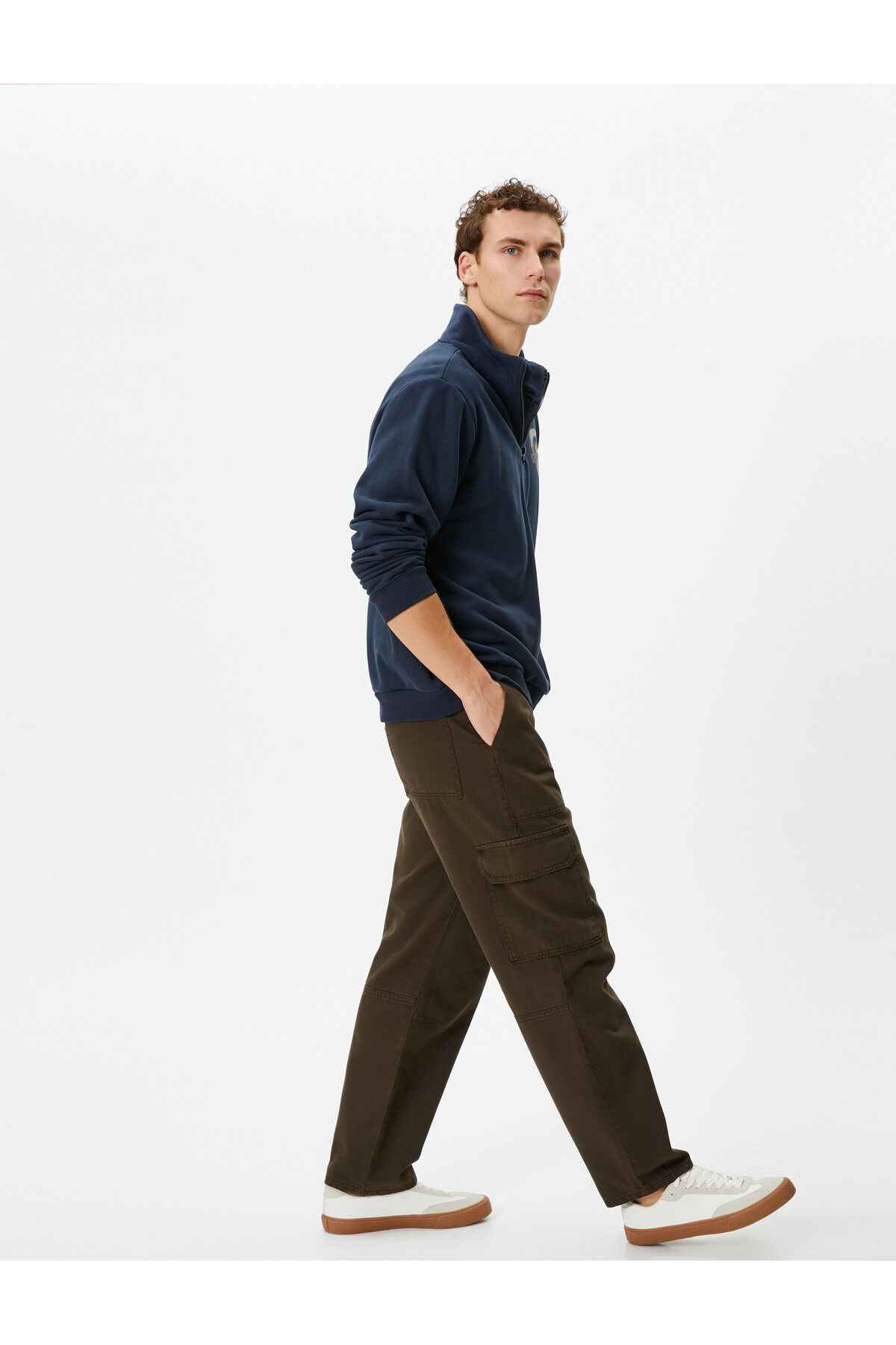 شلوار شسته با جزئیات و دکمه های جیب باری