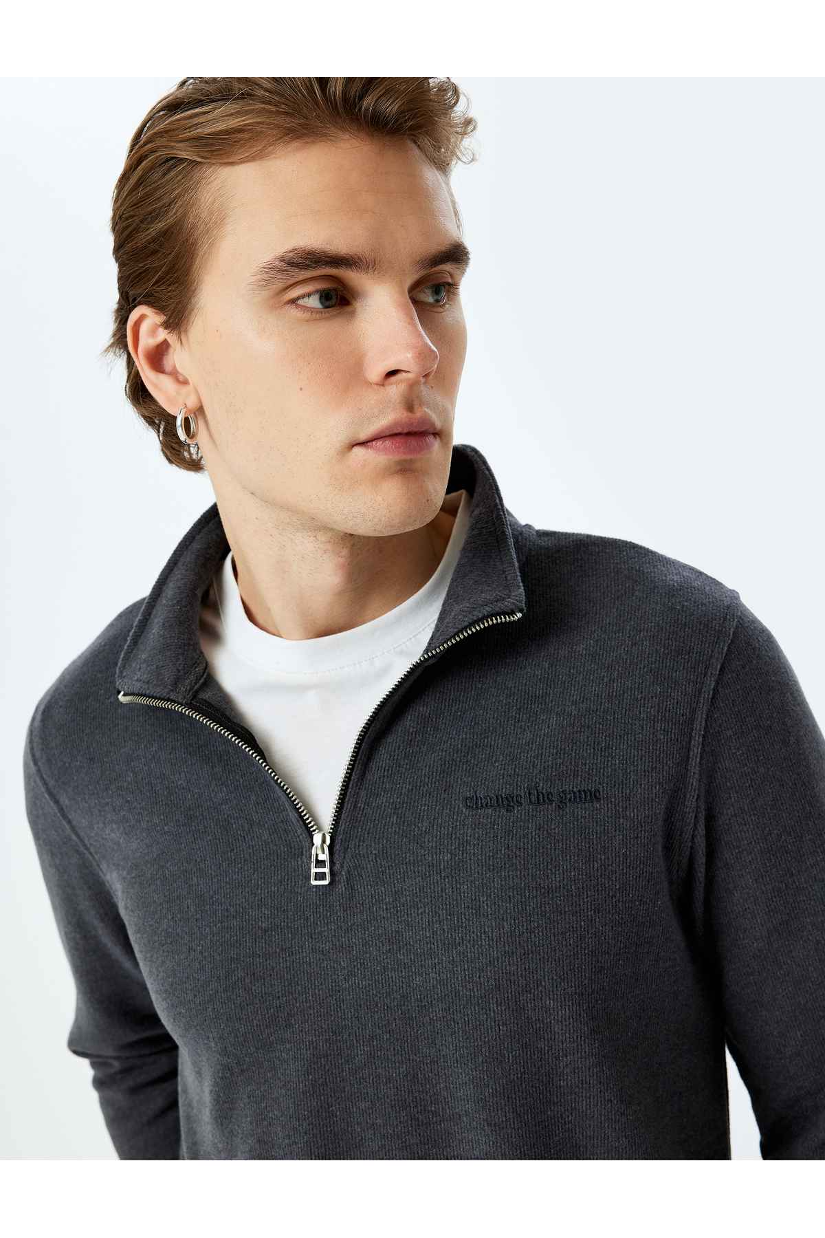 بلوز آستین بلند پنبه ای ترکیبی نیم زیپ با شعار گلدوزی شده