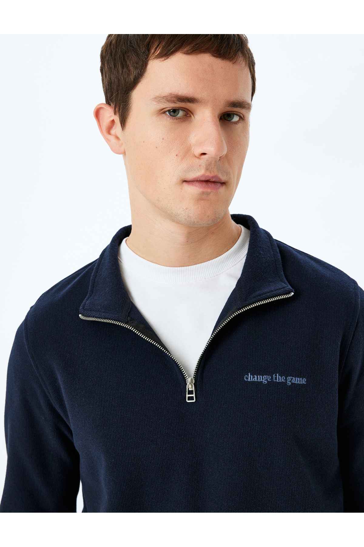 بلوز آستین بلند پنبه ای ترکیبی نیم زیپ با شعار گلدوزی شده