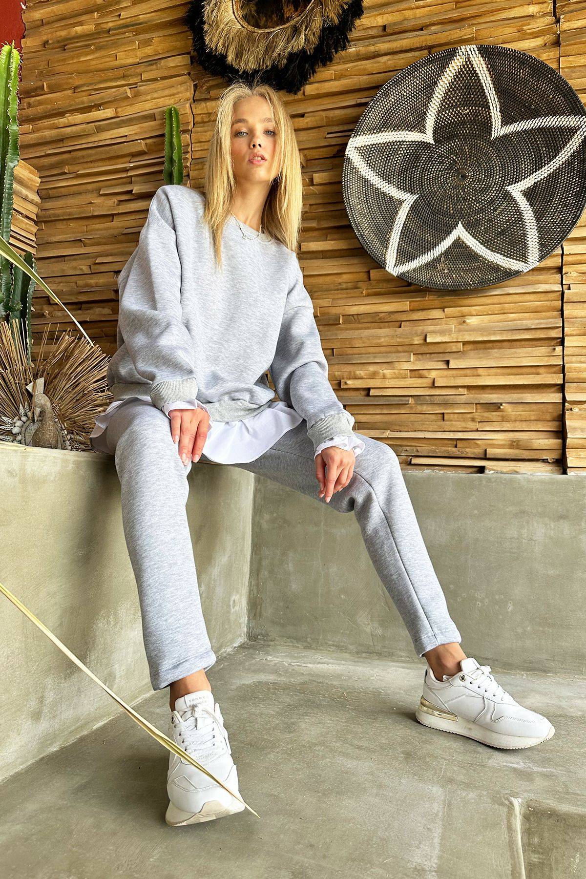 ست دامن یقه خدمه خاکستری زنانه با جزئیات ست لباس ورزشی سه نخی